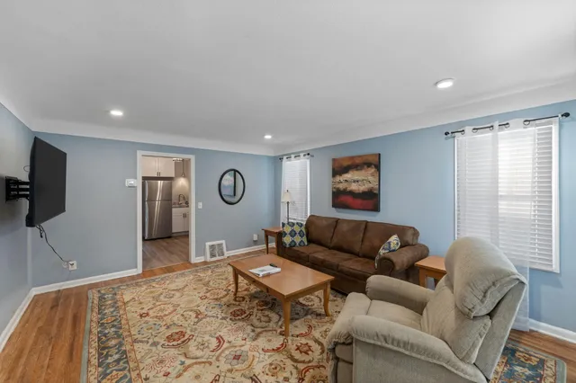 $1,600 | 4042 Lake Rd Avenue, Robbinsdale, MN 55422