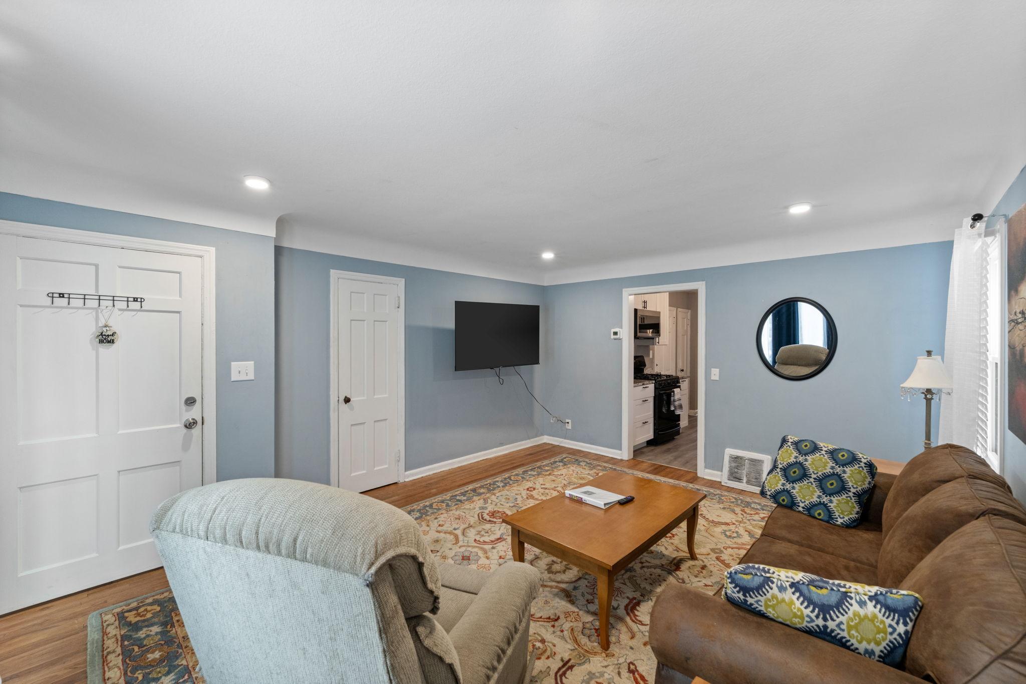 4042 Lake Rd Avenue Minneapolis, MN 55422 - Photo 5 of 17