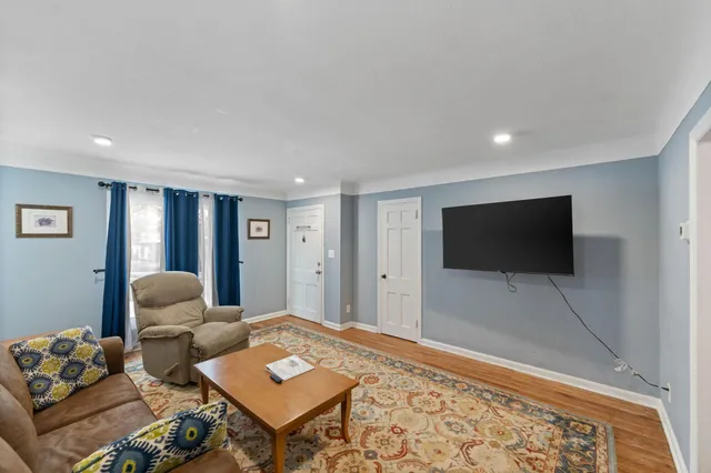 $1,600 | 4042 Lake Rd Avenue, Robbinsdale, MN 55422