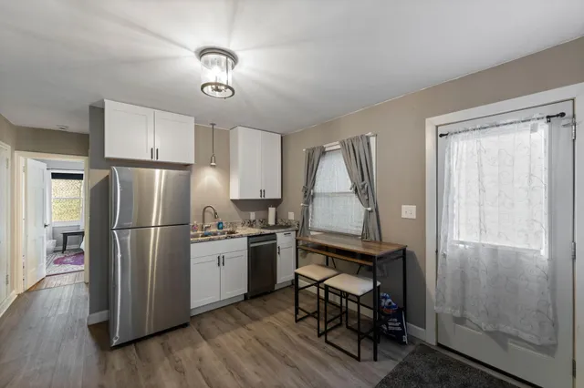 $1,600 | 4042 Lake Rd Avenue, Robbinsdale, MN 55422