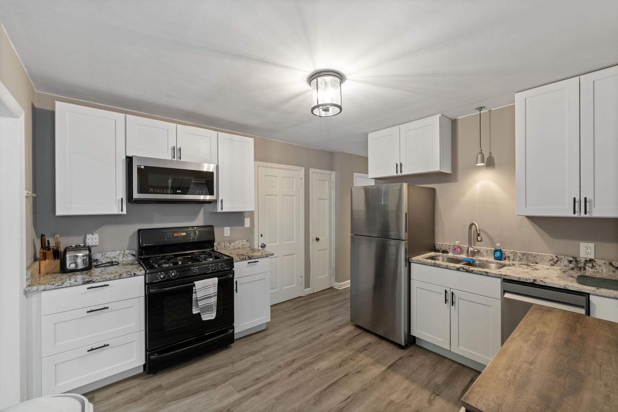 4042 Lake Rd Avenue Minneapolis, MN 55422 - Photo 8 of 17