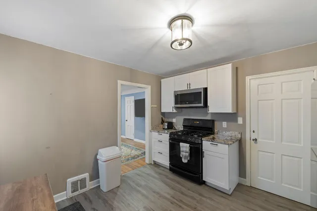 $1,600 | 4042 Lake Rd Avenue, Minneapolis, MN 55422