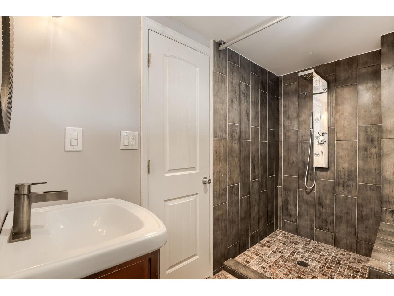 2929 Curtis Street Denver, CO 80205 - Photo 33 of 43 Bathroom One