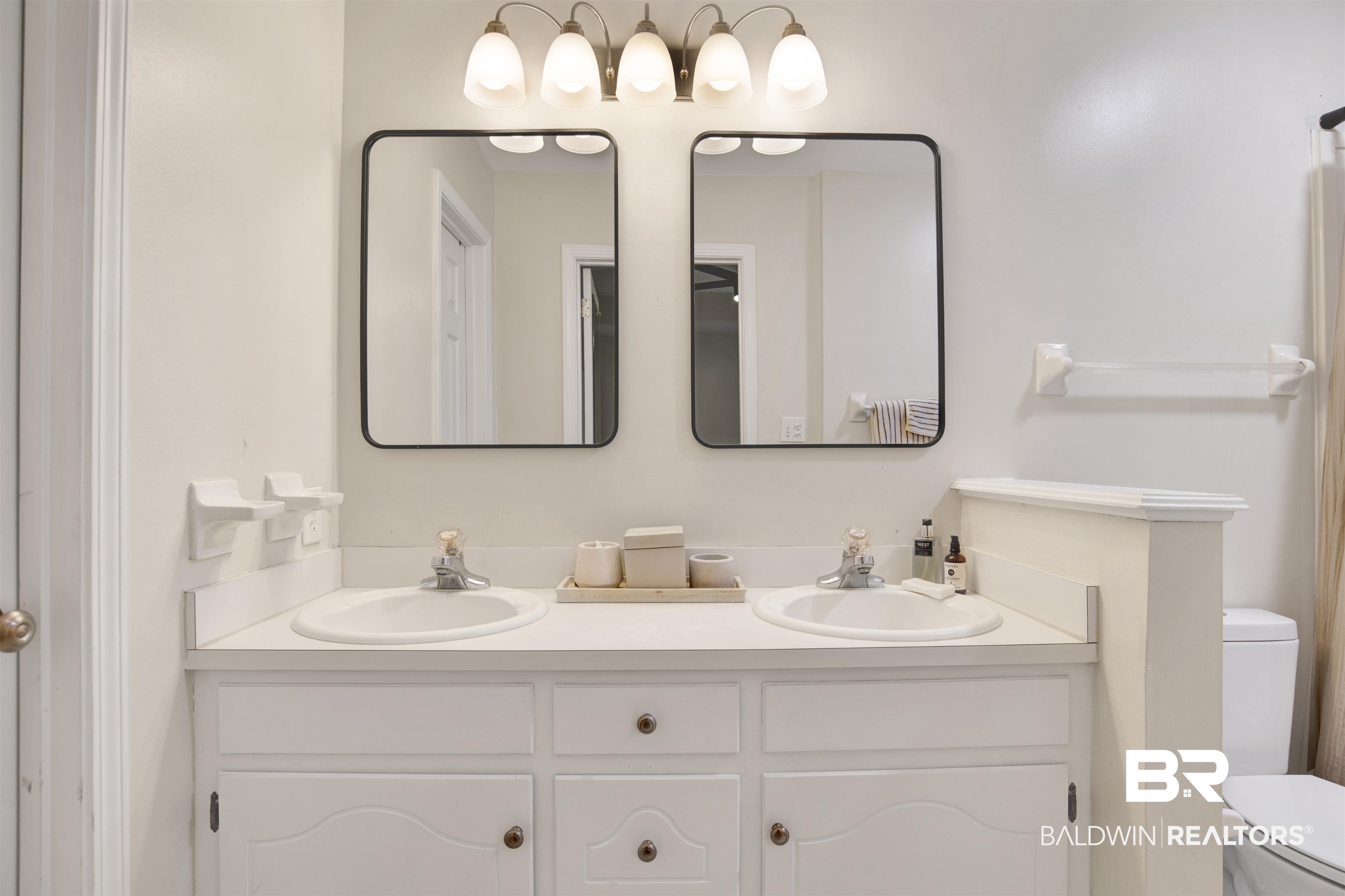 142 Richmond Road Daphne, AL 36526 - Photo 17 of 27 Bathroom with toilet and double vanity