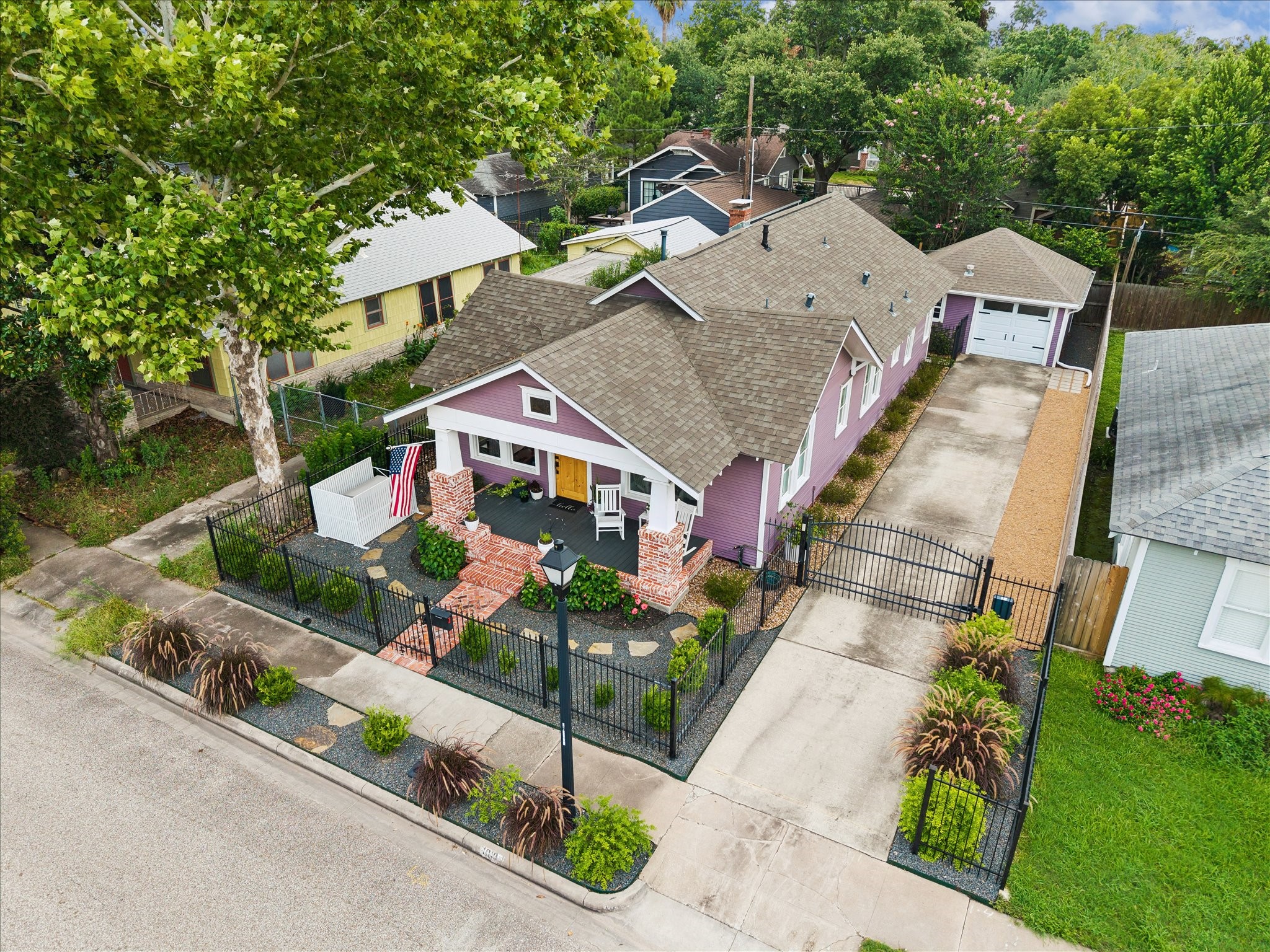 1019 East 14th Street Houston, TX 77009 - Photo 32 of 34 an aerial view of multiple houses with a yard