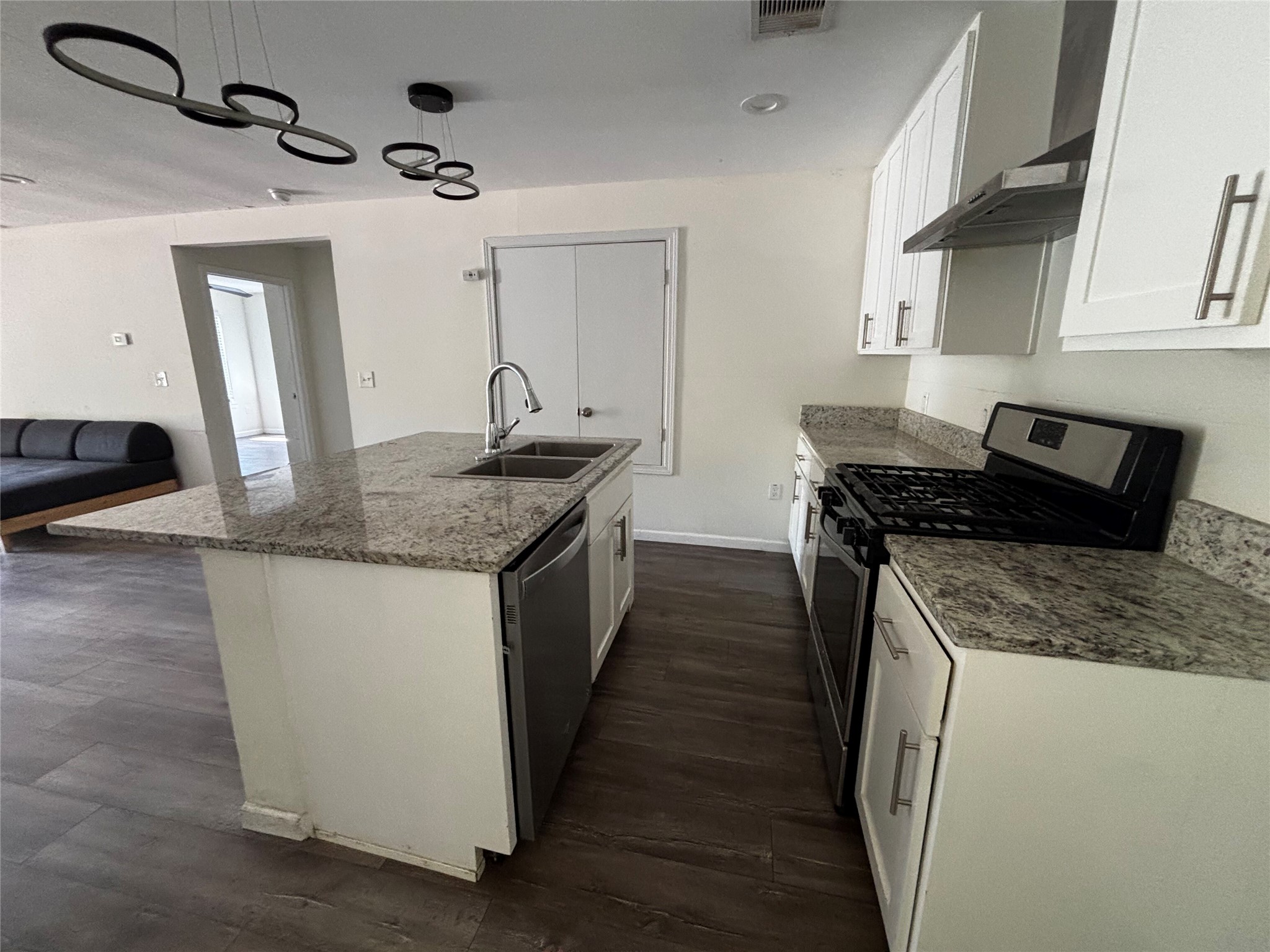 403 Delmar Avenue Austin, TX 78752 - Photo 4 of 20 Kitchen in current condition.