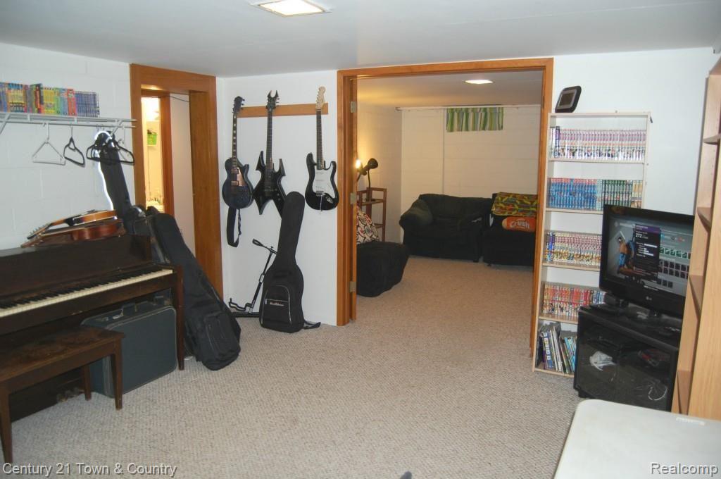 211 Arizona Avenue Rochester, MI 48309 - Photo 35 of 41 Lower Level FamilyRoom.jpg