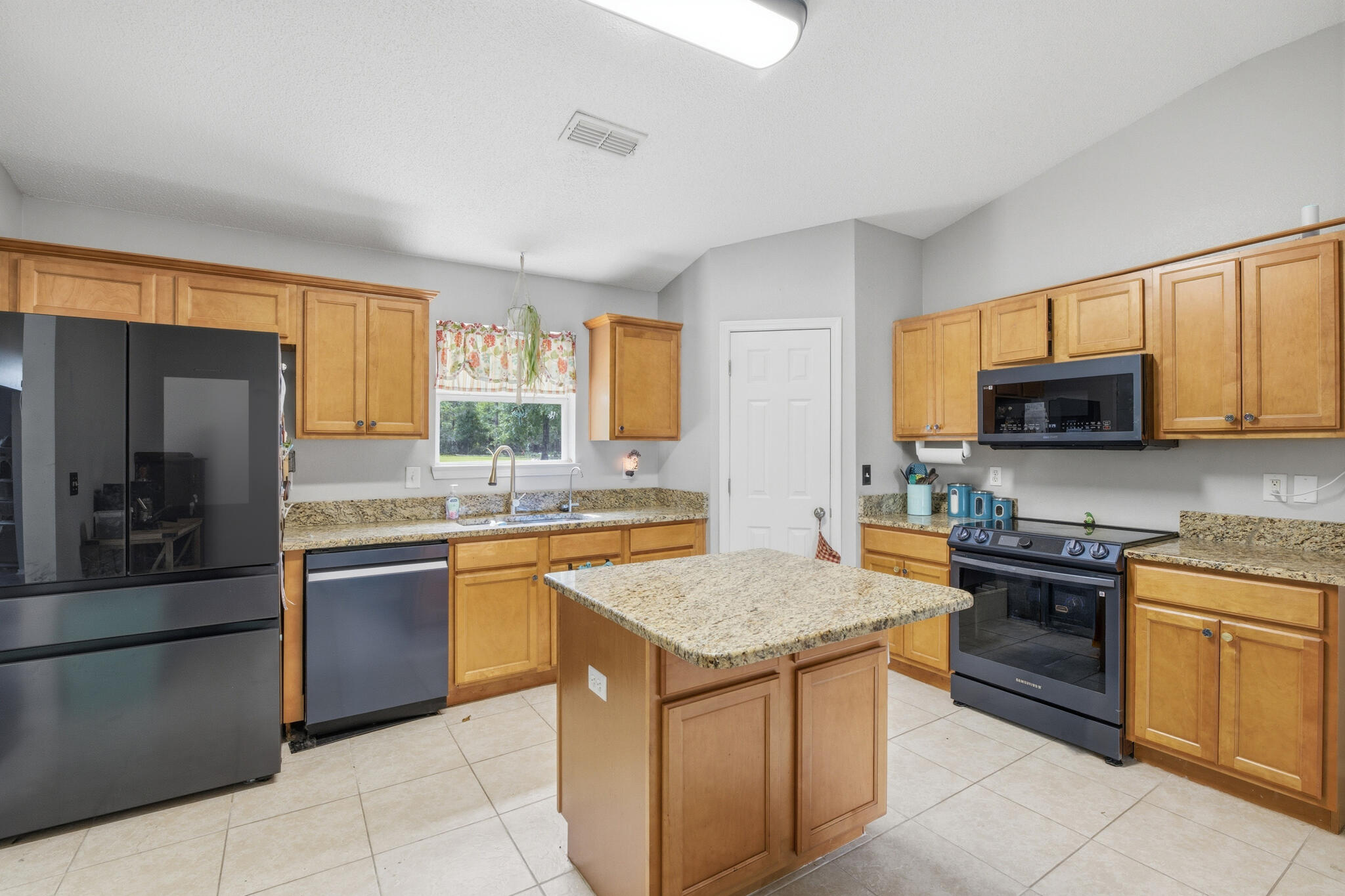 6204 Flash Lane Crestview, FL 32536 - Photo 10 of 32 kitchen
