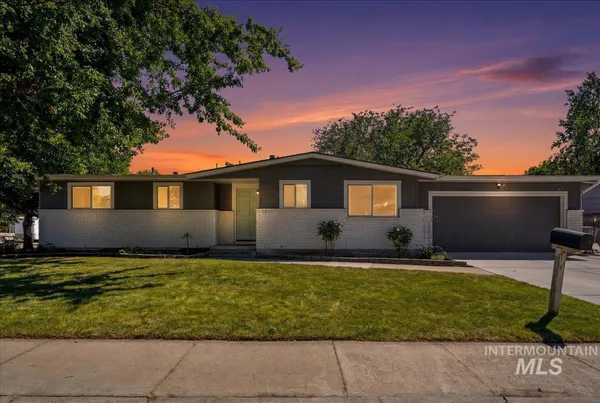 $575,000 | 8395 Valley View Drive, Boise, ID 83704