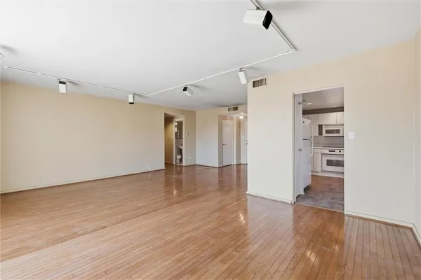 $575,000 | 4740 Roanoke Parkway, Unit 11041105, Kansas City, MO 64112