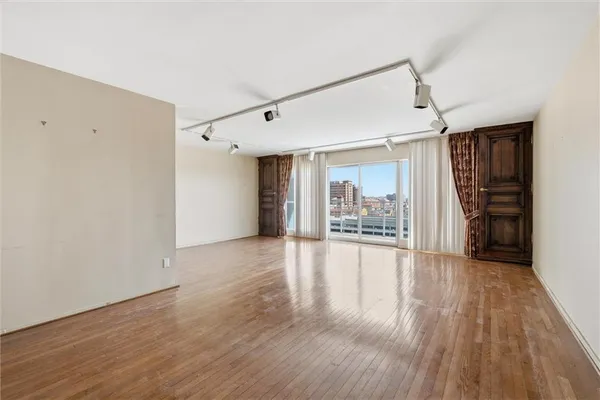 $575,000 | 4740 Roanoke Parkway, Unit 11041105, Kansas City, MO 64112