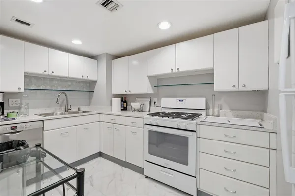 $575,000 | 4740 Roanoke Parkway, Unit 11041105, Kansas City, MO 64112