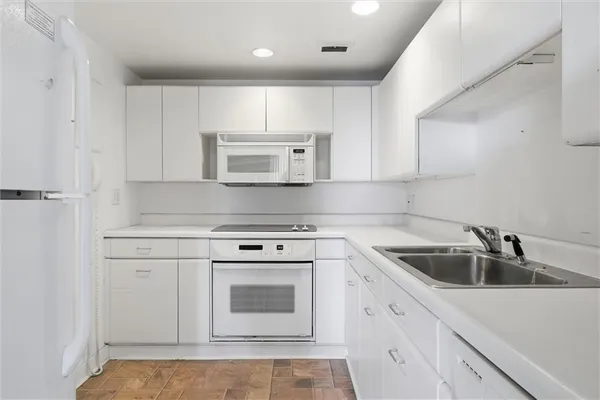 $575,000 | 4740 Roanoke Parkway, Unit 11041105, Kansas City, MO 64112