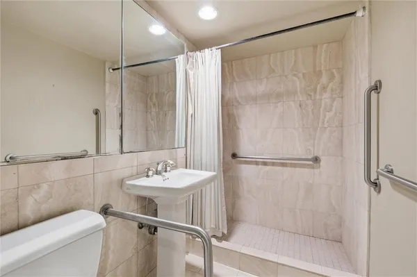$575,000 | 4740 Roanoke Parkway, Unit 11041105, Kansas City, MO 64112