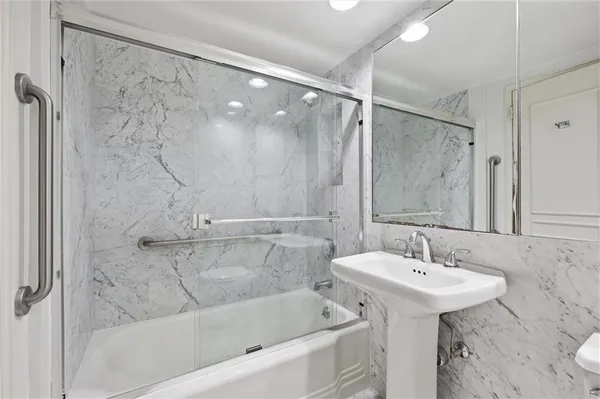 $575,000 | 4740 Roanoke Parkway, Unit 11041105, Kansas City, MO 64112