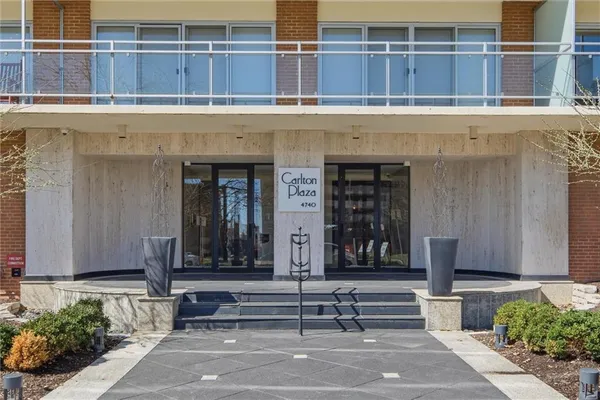 $575,000 | 4740 Roanoke Parkway, Unit 11041105, Kansas City, MO 64112