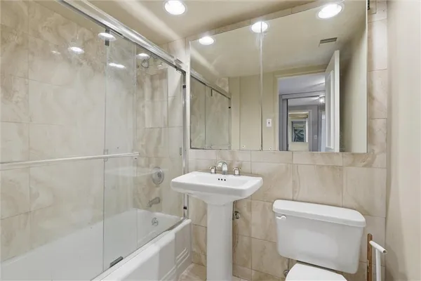 $575,000 | 4740 Roanoke Parkway, Unit 11041105, Kansas City, MO 64112