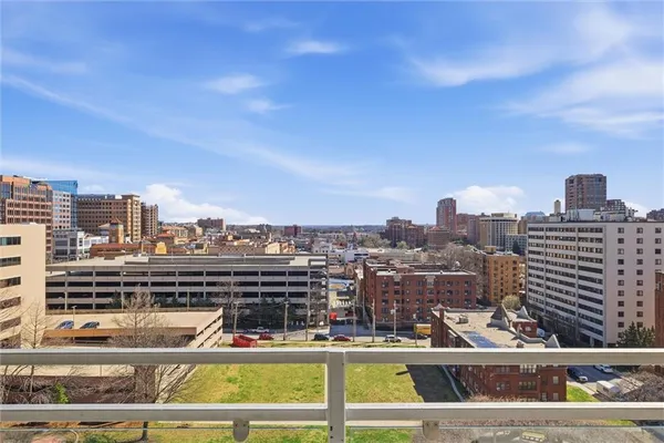 $575,000 | 4740 Roanoke Parkway, Unit 11041105, Kansas City, MO 64112