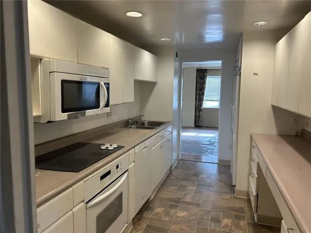 $700,000 | 4740 Roanoke Parkway, Unit 11041105, Kansas City, MO 64112