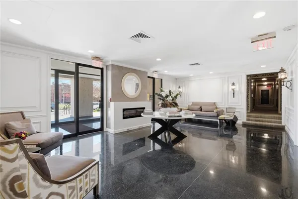 $575,000 | 4740 Roanoke Parkway, Unit 11041105, Kansas City, MO 64112