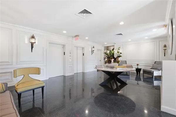 $575,000 | 4740 Roanoke Parkway, Unit 11041105, Kansas City, MO 64112