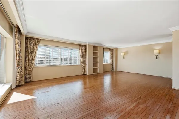 $575,000 | 4740 Roanoke Parkway, Unit 11041105, Kansas City, MO 64112