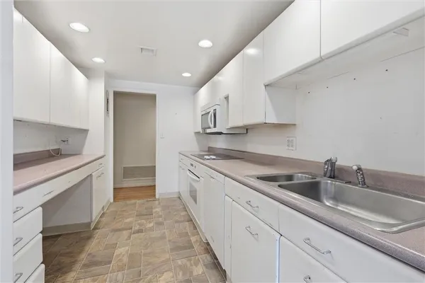 $575,000 | 4740 Roanoke Parkway, Unit 11041105, Kansas City, MO 64112