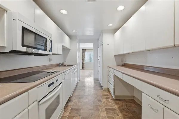 $575,000 | 4740 Roanoke Parkway, Unit 11041105, Kansas City, MO 64112