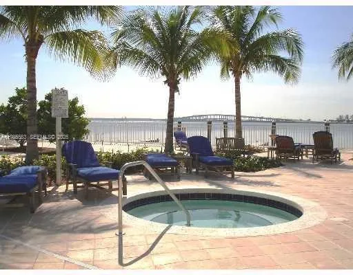 a view of a back yard