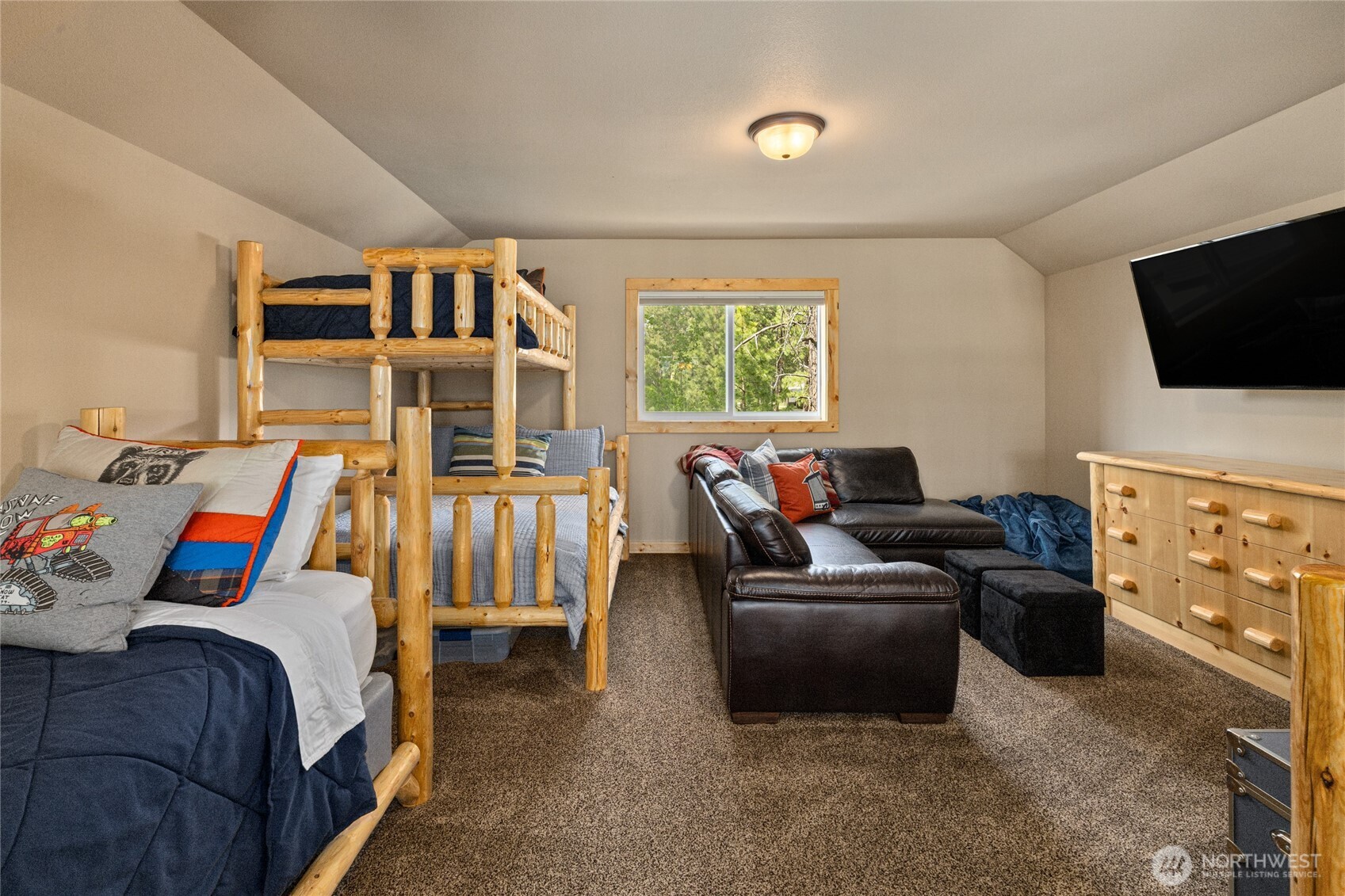 910 Bakers Road Ronald, WA 98940 - Photo 24 of 34 a bed room with a bed and a television