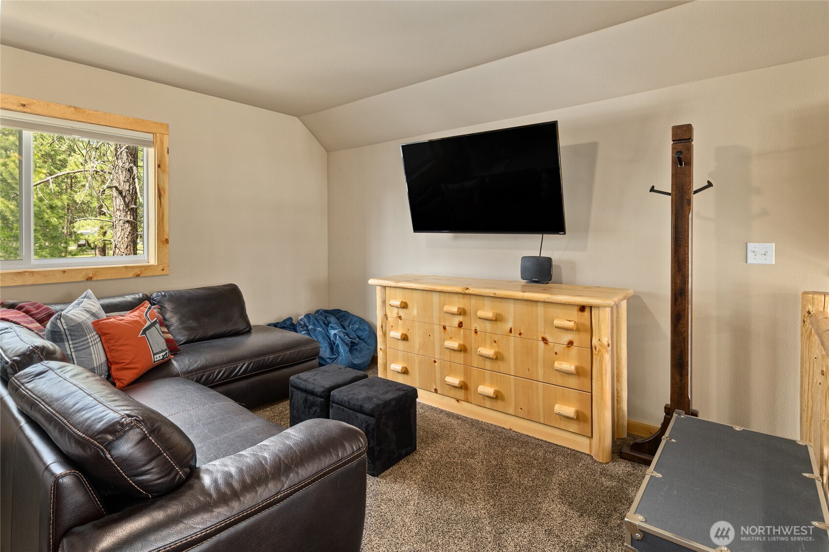 910 Bakers Road Ronald, WA 98940 - Photo 26 of 34 a living room with furniture and a flat screen tv