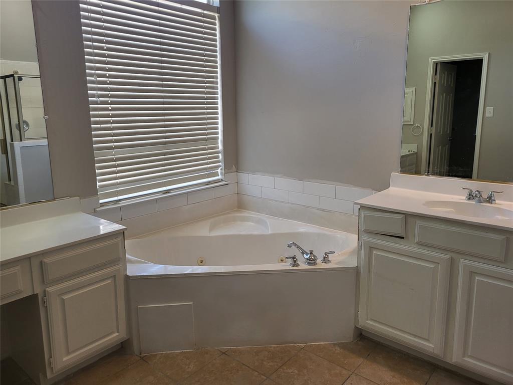 119 St James Road Irving, TX 75063 - Photo 2 of 10