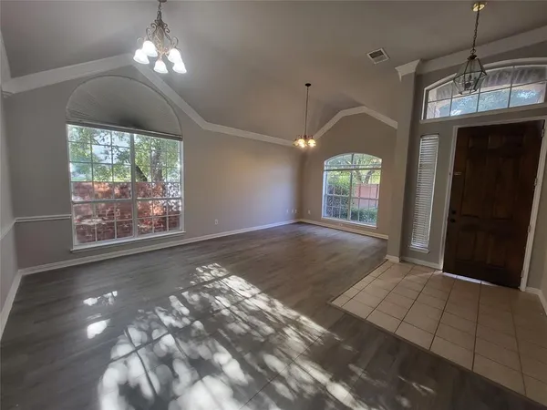 $2,595 | 119 St James Road, Irving, TX 75063