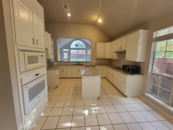 $2,595 | 119 St James Road, Irving, TX 75063