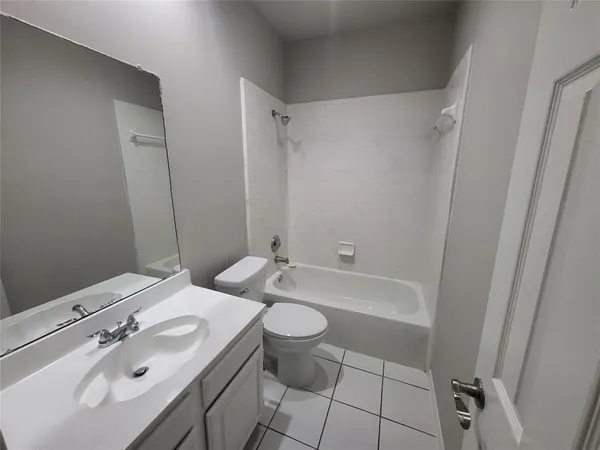 $2,595 | 119 St James Road, Irving, TX 75063