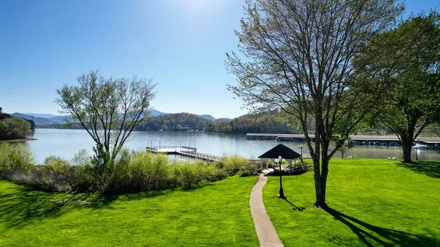 $575,000 | 1688 Lakeview Drive, Young Harris, GA 30582