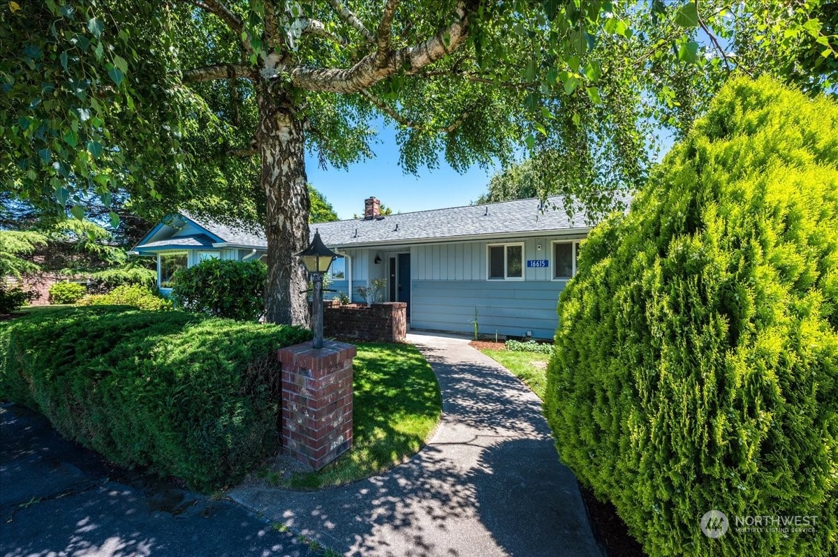 16615 Kamb Road Mount Vernon, WA 98273 - Photo 3 of 40 a front view of a house with a yard