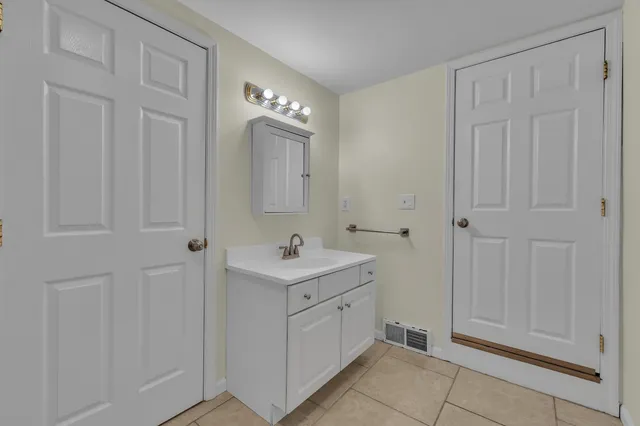 $1,595 | 56733 Grand River Avenue, New Hudson, MI 48165