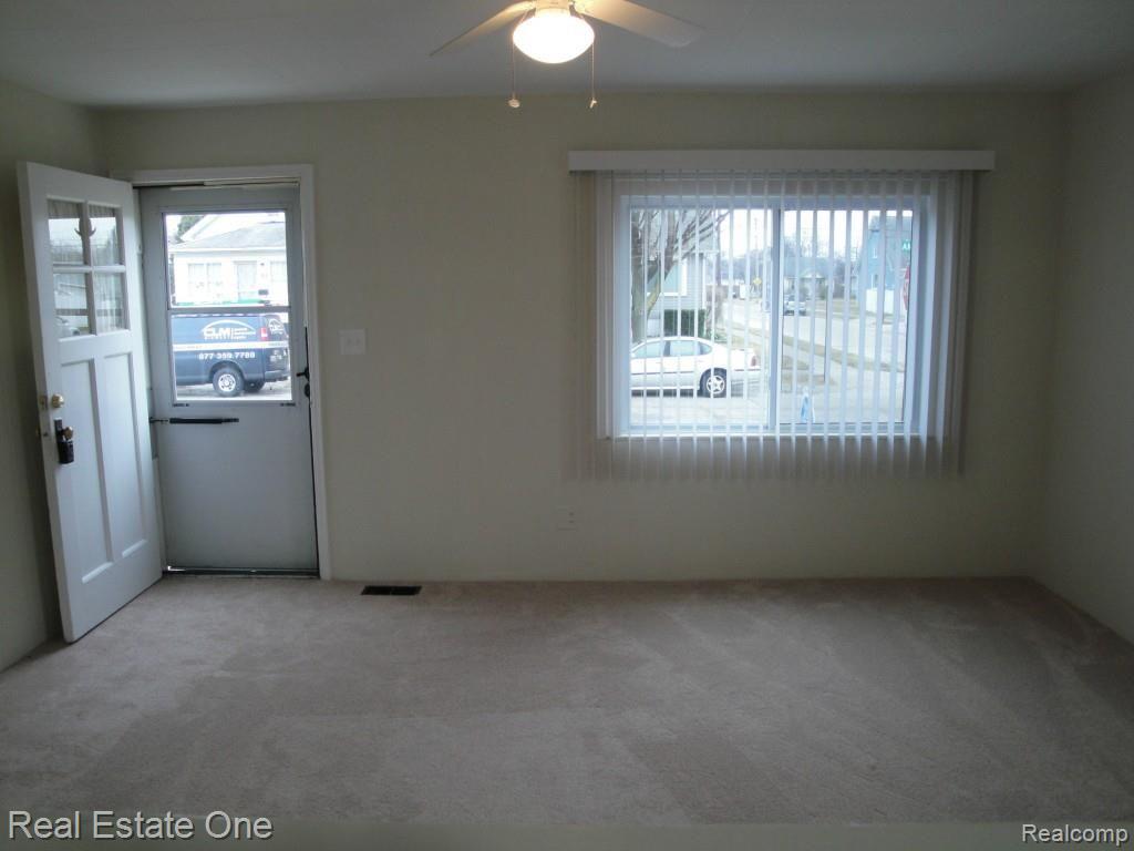 110 Manatee Hazel Park, MI 48030 - Photo 4 of 19
