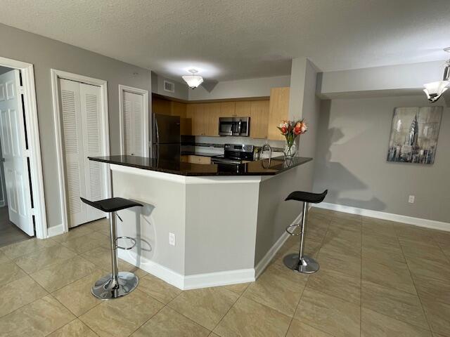 709 Villa Circle Boynton Beach, FL 33435 - Photo 11 of 43 Kitchen with Bar