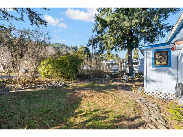 a view of a house with backyard