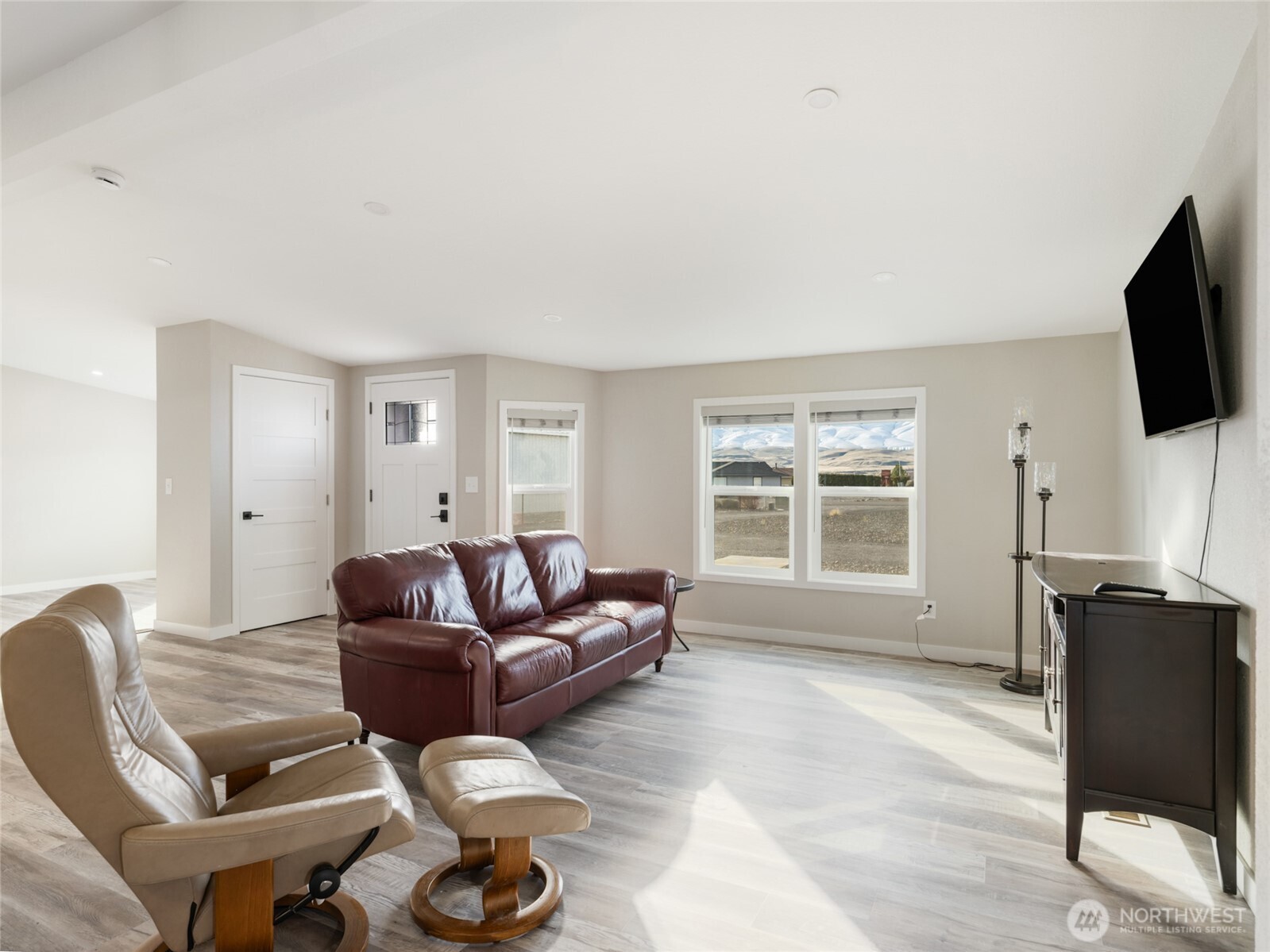 734 Lakeside Way Mattawa, WA 99349 - Photo 13 of 34 a living room with furniture a flat screen tv and large window