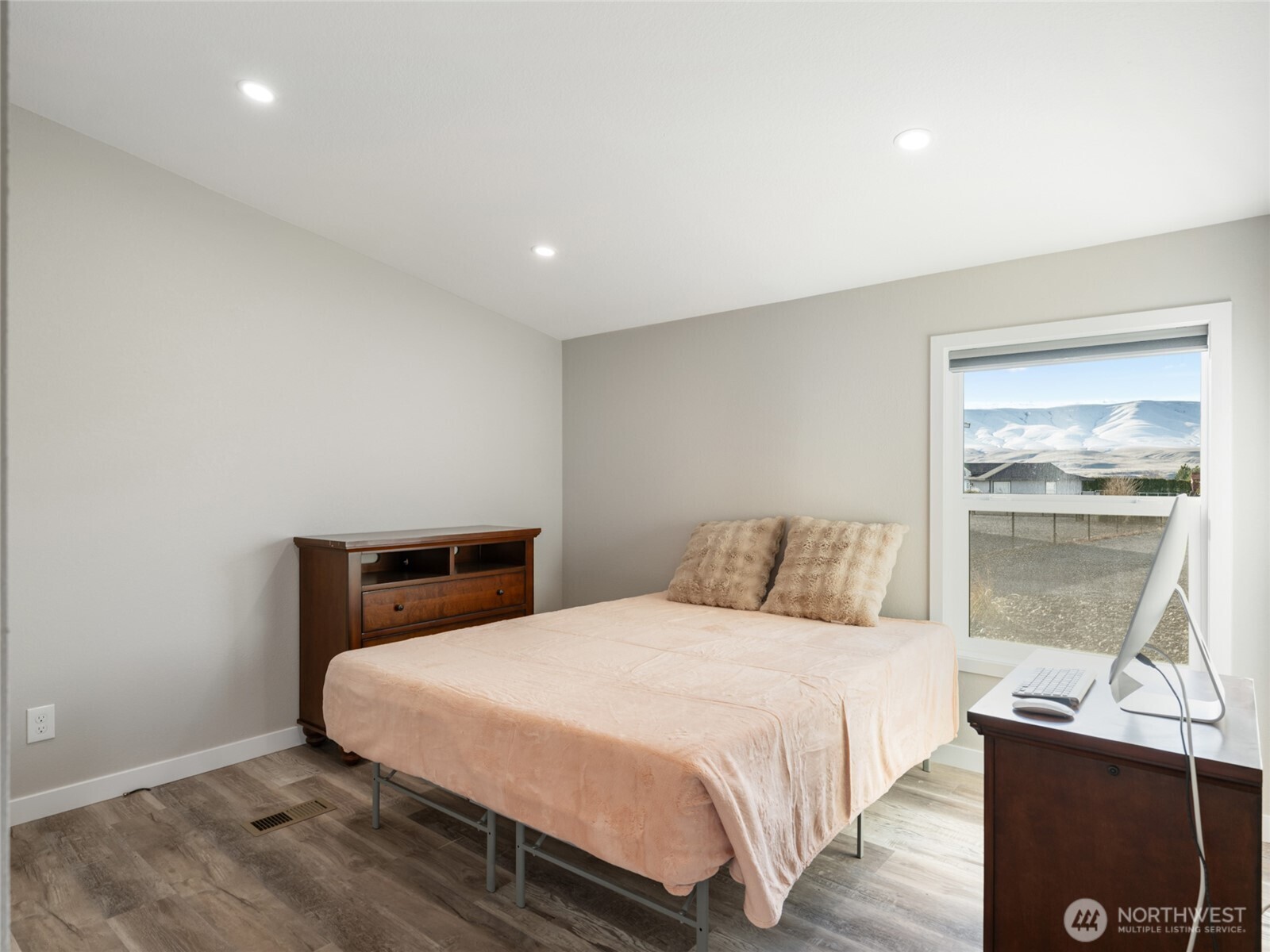 734 Lakeside Way Mattawa, WA 99349 - Photo 26 of 34 a bedroom with a bed and window