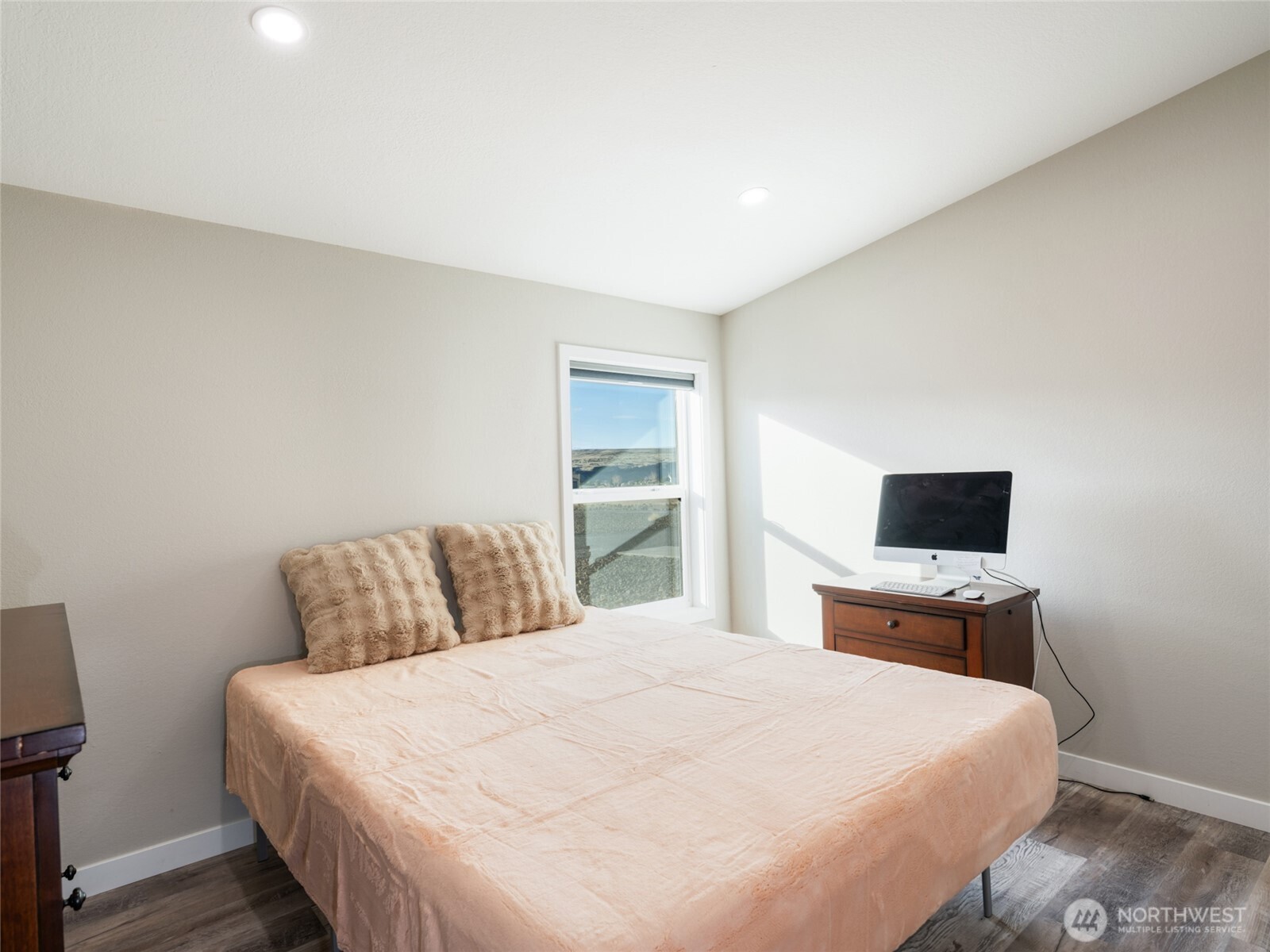 734 Lakeside Way Mattawa, WA 99349 - Photo 27 of 34 a bedroom with a bed and a flat screen tv