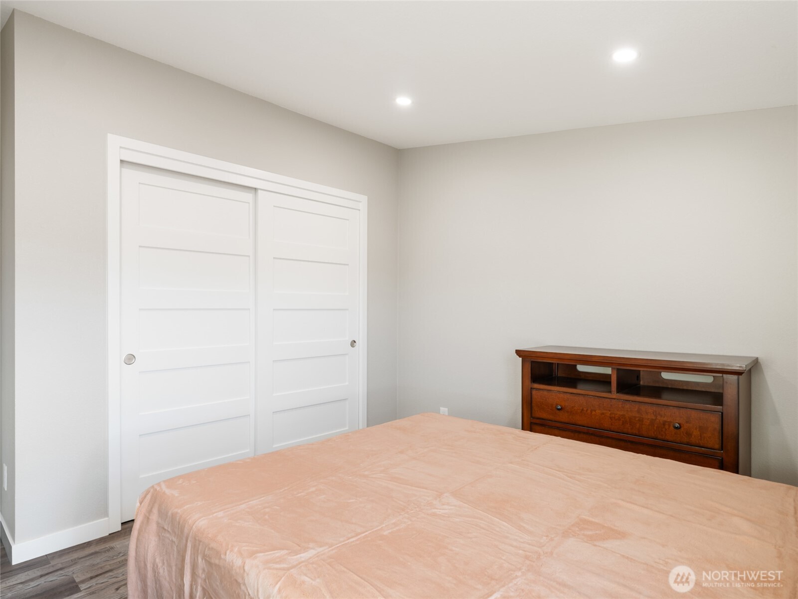 734 Lakeside Way Mattawa, WA 99349 - Photo 28 of 34 a bedroom with a bed and a dresser