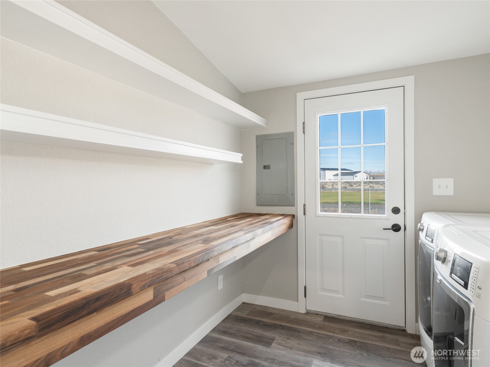 734 Lakeside Way Mattawa, WA 99349 - Photo 29 of 34 a view of a room with washer and dryer