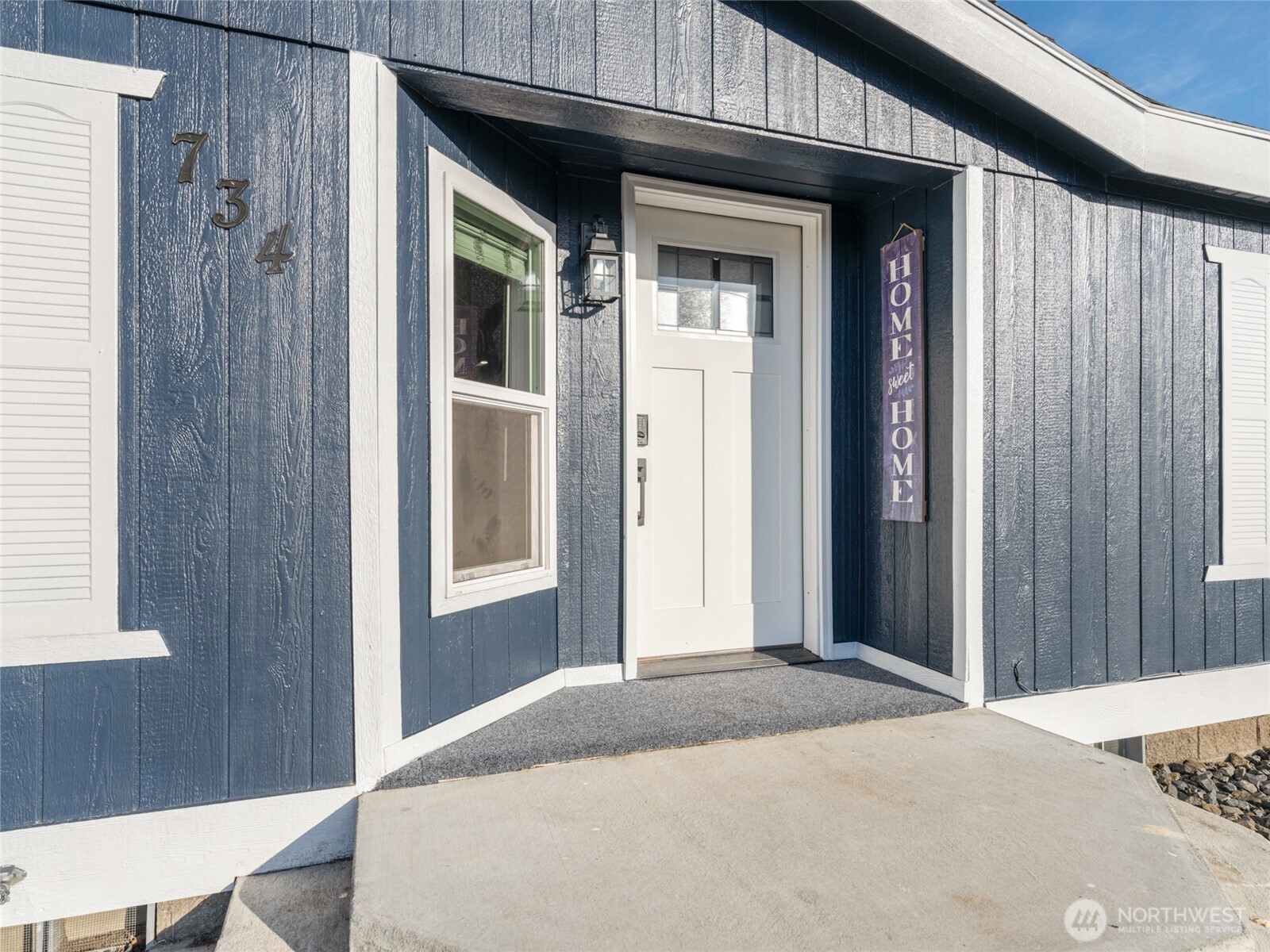 734 Lakeside Way Mattawa, WA 99349 - Photo 3 of 34 a bedroom with a bed and a window