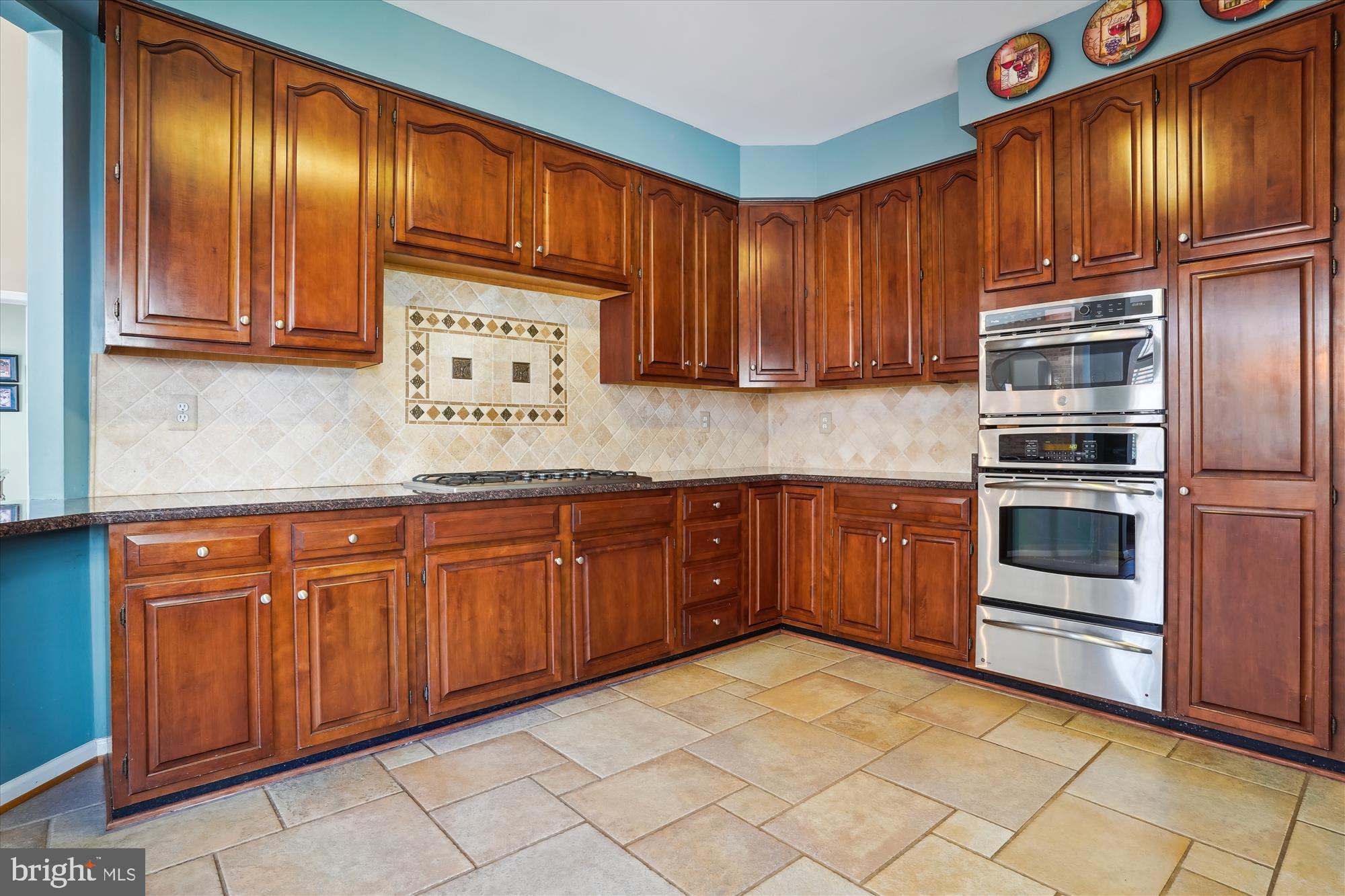 8535 Oak Chase Circle Fairfax Station, VA 22039 - Photo 10 of 62 a kitchen with granite countertop stainless steel appliances and cabinets