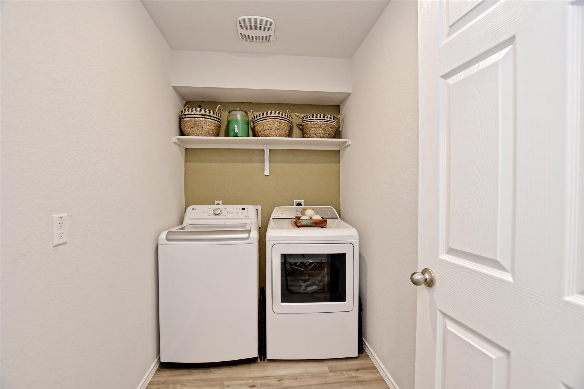 508 Wyatt Way Jarrell, TX 76537 - Photo 10 of 27 Washer / Dryer are included in lease.