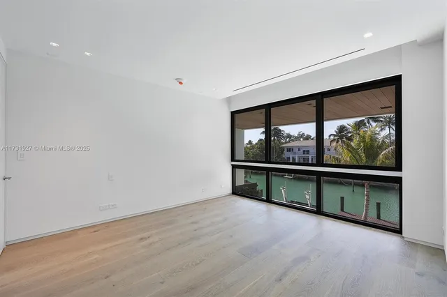 a black and white photo of a living room